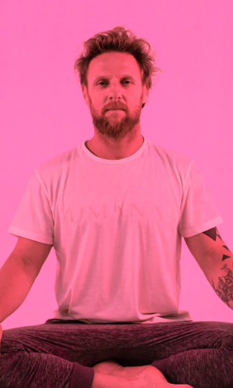 SandroNowacki     Yôgi há 25 anos                            “O que me mantém em pé sobre uma prancha ou sobre um mat de Yôga é a convicção de querer evoluir         sempre”.         Surfista         Fisioterapeuta                  Yôgi há 25 anos eProfessor desde 2001